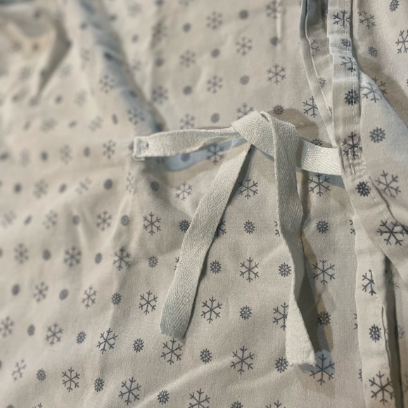 ‘Stranger Things’ Eleven Costume - Hospital Gown 🎃 - Picture 7 of 7